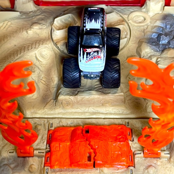 Mini Chillin Villian - Picture 3 of 3